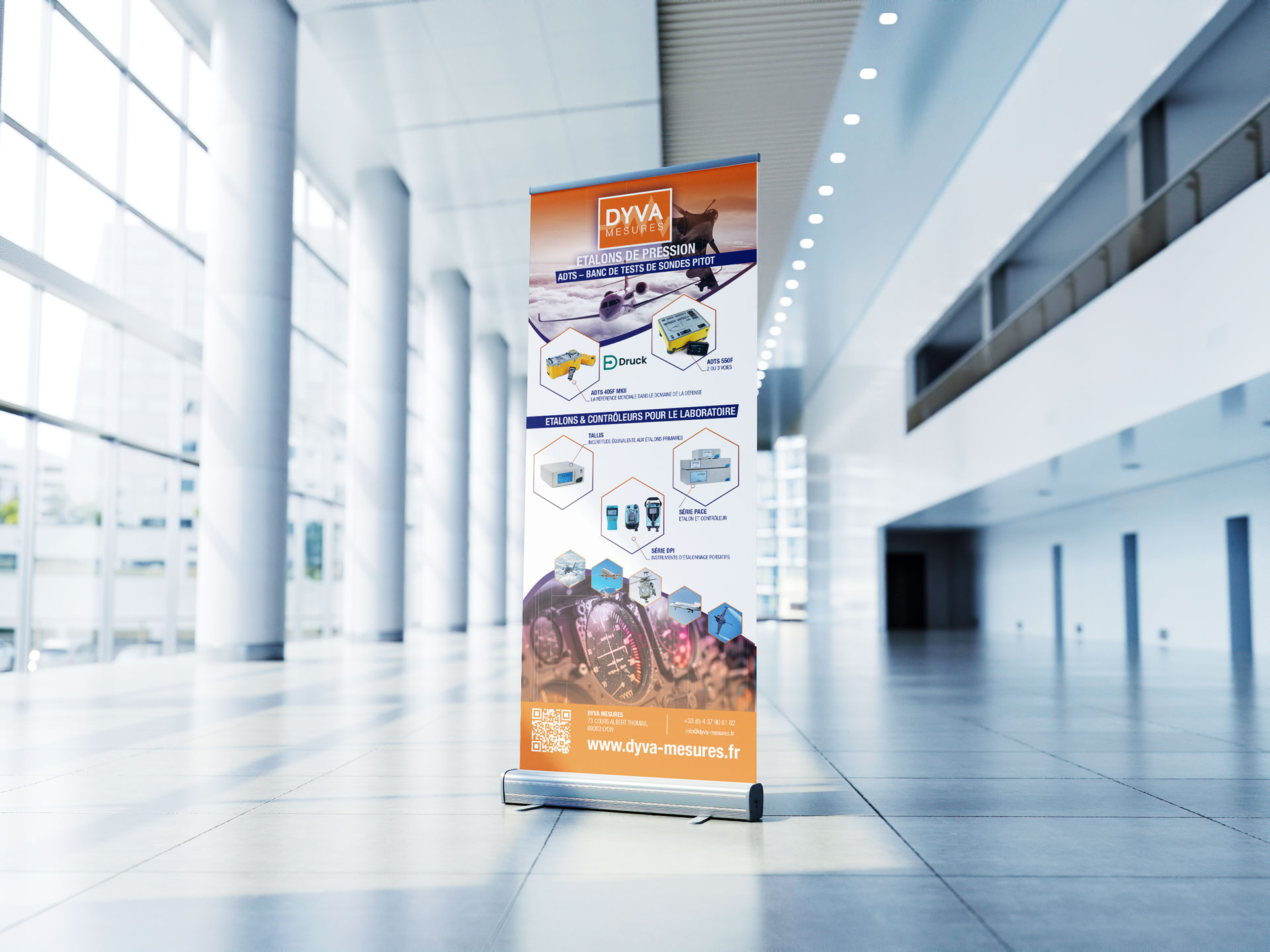 Roll-up professionnel DYVA Mesures pour un salon industriel.